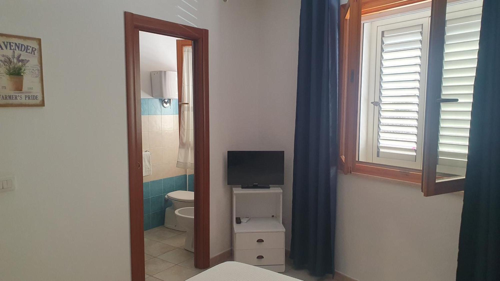 Blue Dolphin Guest House Альгеро Экстерьер фото