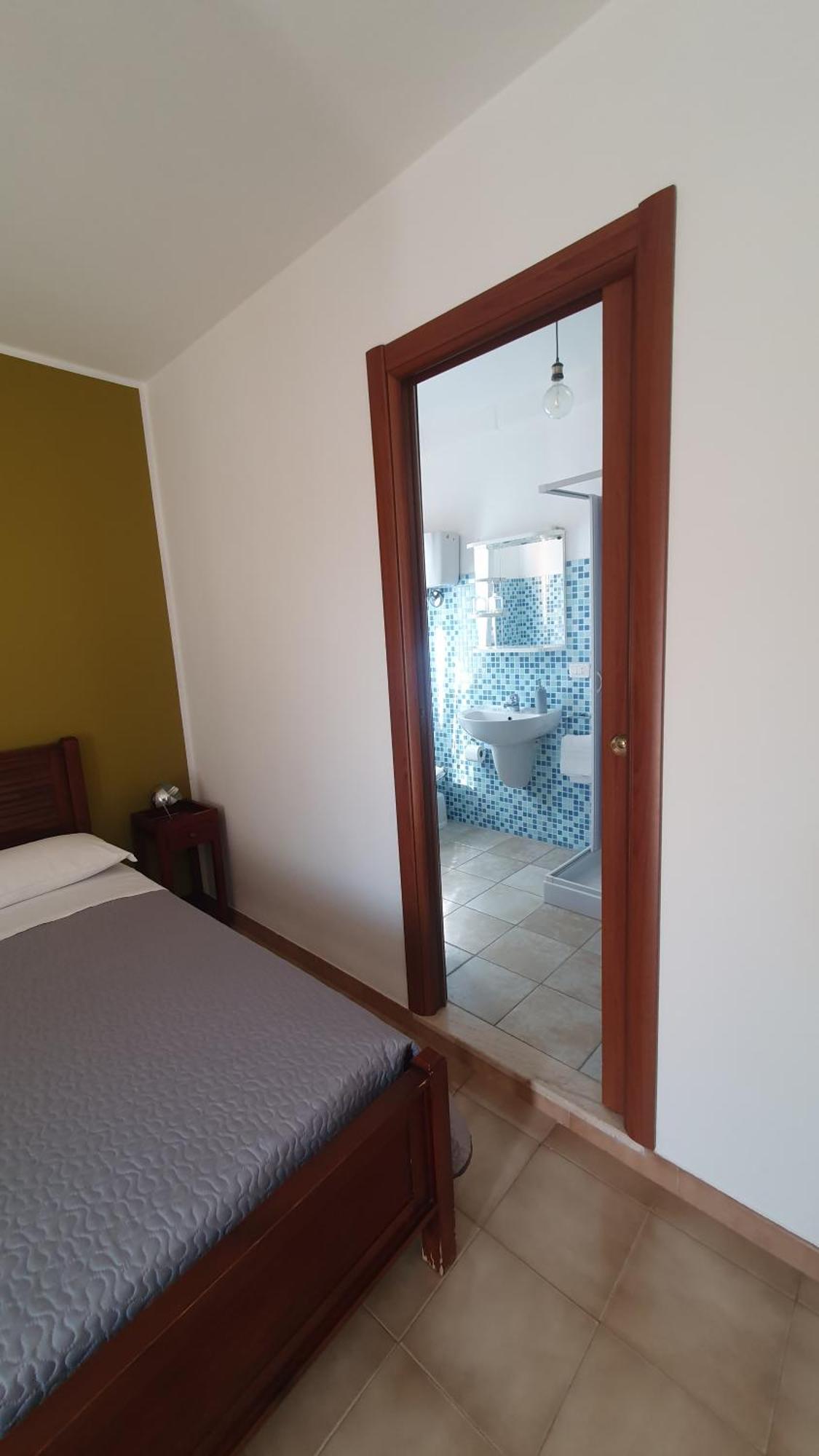 Blue Dolphin Guest House Альгеро Экстерьер фото